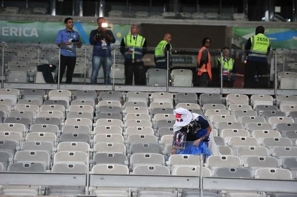 Depois do empate entre Japo e Equador, por 1 a 1, pela Copa Amrica, um torcedor japons deu um bom exemplo aos brasileiros. Com pacincia, ele recolheu lixo em vrios pontos do setor em que se encontrava no Mineiro. Na Copa de 2014, no Brasil, os nipnicos j haviam mostrado civilidade ao mundo ao limpar arquibancadas e vestirios dos estdios.