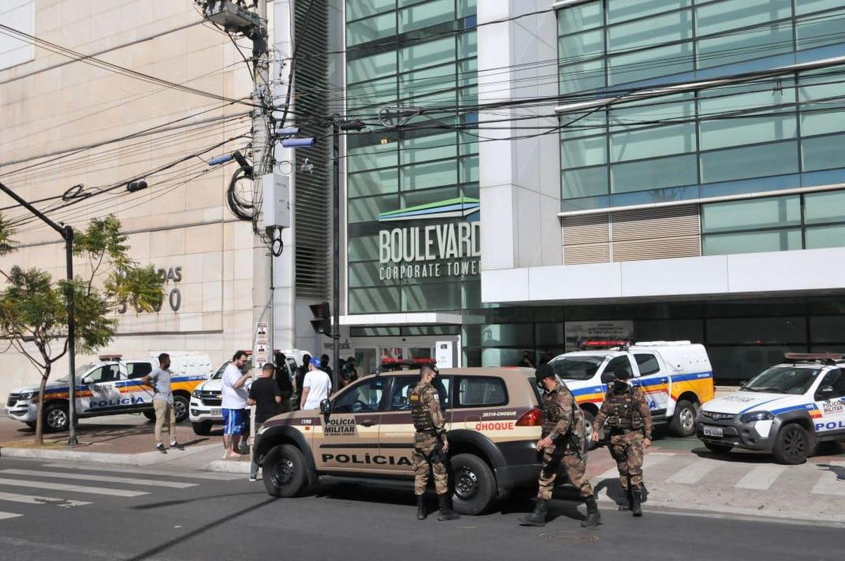 Manifestao de torcedores no Boulevard Corporate Tower, onde funciona a sede do Cruzeiro
