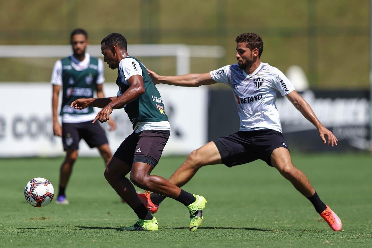 Fotos do coletivo entre profissionais e sub-20 do Atltico