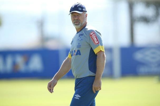 Mano Menezes comandou treino tático em seu segundo dia no retorno ao Cruzeiro