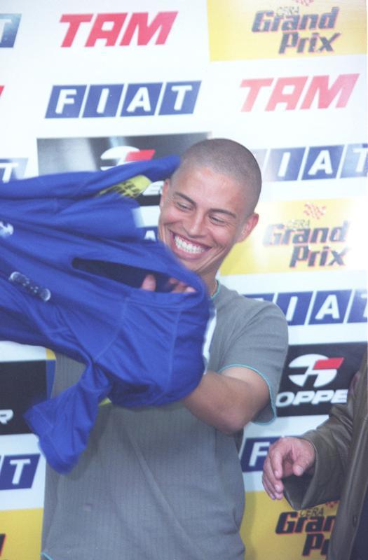 Com passagem apagada pelo Cruzeiro em 2001 e dispensa ao término da temporada, Alex retornou a Belo Horizonte a convite do técnico Vanderlei Luxemburgo, em setembro de 2002. Com o meia jogando em alto nível, o time por pouco não se classificou às quartas de final do Brasileirão - terminou em nono lugar na primeira fase, em desvantagem no saldo de gols para o oitavo colocado Santos, que viria a ser campeão. Em 2003, o camisa 10 liderou o elenco na melhor época do clube com a conquista da Tríplice Coroa (Campeonato Mineiro, Copa do Brasil e Campeonato Brasileiro). Em 2004, Alex aceitou proposta do Fenerbahçe, da Turquia, e saiu do Cruzeiro após 123 jogos (121 oficiais) e 64 gols.