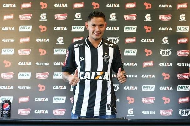 Depois de temporadas ruins por Flamengo e Rubin Kazan, o meia Carlos Eduardo foi contratado para tentar um recomeço no Atlético. Não deu certo. Ele chegou em abril de 2016 e deixou o clube um ano depois. Disputou 14 jogos e não marcou gol. Hoje, está no Paraná.