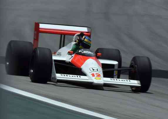 Bruno Senna pilota McLaren histrica de Ayrton e leva Interlagos ao delrio