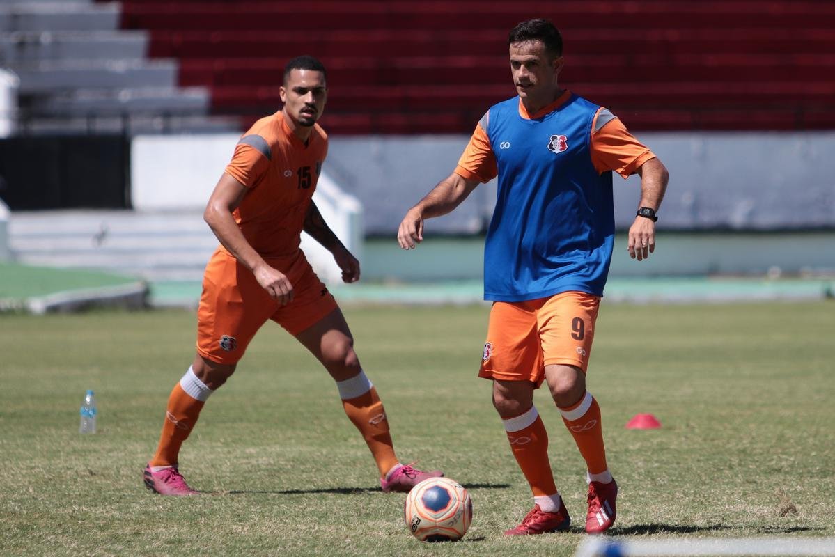 Jogadores do Santa Cruz treinaram no estádio do Arruda, já apresentando trabalhos com bola no gramado, sob a supervisão do técnico Itamar Schülle. Todos os atletas e os membros da comissão técnica seguem submetidos às medidas de afastamento social.