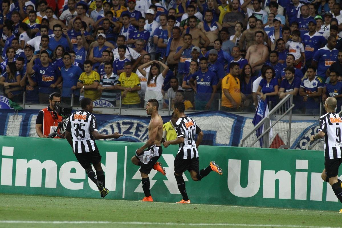 Cruzeiro 2x3 Atltico (23 rodada do Brasileiro de 2014): Carlos, duas vezes, e Diego Tardelli marcaram os gols atleticanos. Raposa balanou a rede com Ricardo Goulart e Alisson. Pblico e renda foram, respectivamente, 49.534 pagantes e R$ 3.036.936,00.