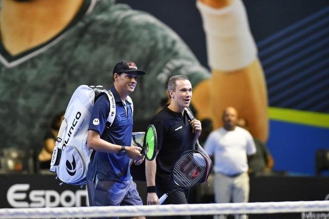 Cercado de amigos, familiares e com carinho do pblico, Bruno Soares se despediu oficialmente do tnis neste sbado (26), no Mineirinho, em BH. Multicampeo, tenista mineiro, de 40 anos, dividiu a quadra com Bob Bryan, Marcelo Melo e Rafael Matos