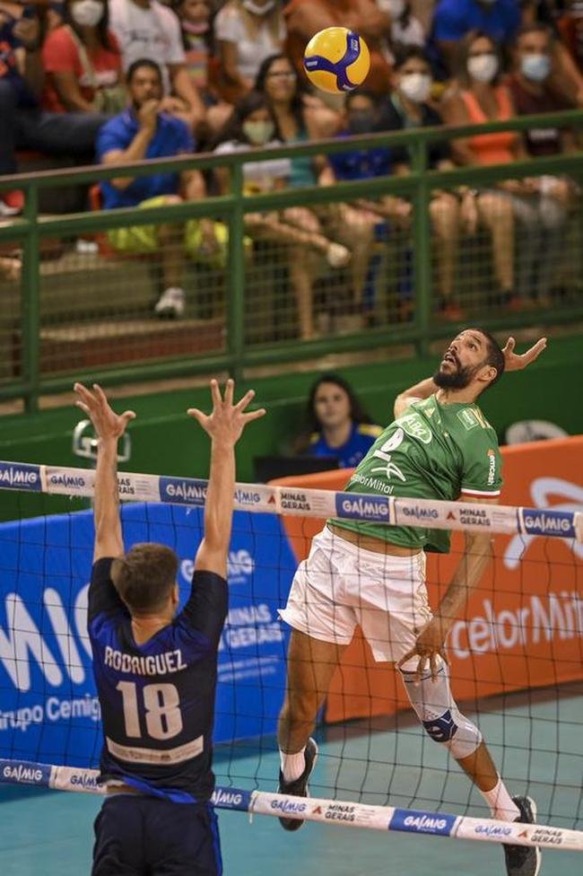 Cruzeiro se garantiu na decis�o do Sul-Americano de V�lei ao bater os argentinos do Policial Voley por 3 sets a 0, neste s�bado (5), no Gin�sio do Riacho, em Contagem. As parciais foram de 25/20, 29/27 e 25/16