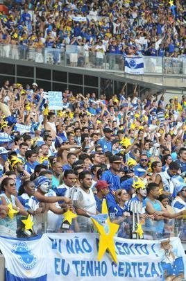 Torcida cruzeirense comea a festa dentro do estdio antes da partida decisiva contra o Grmio