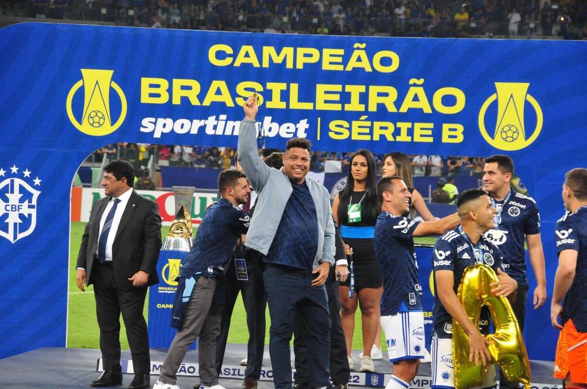 Cruzeiro levanta a taa da Srie B e faz festa no Mineiro