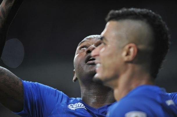 Sass, em arremate de primeira, fez o quinto do Cruzeiro sobre La U: 5 a 0