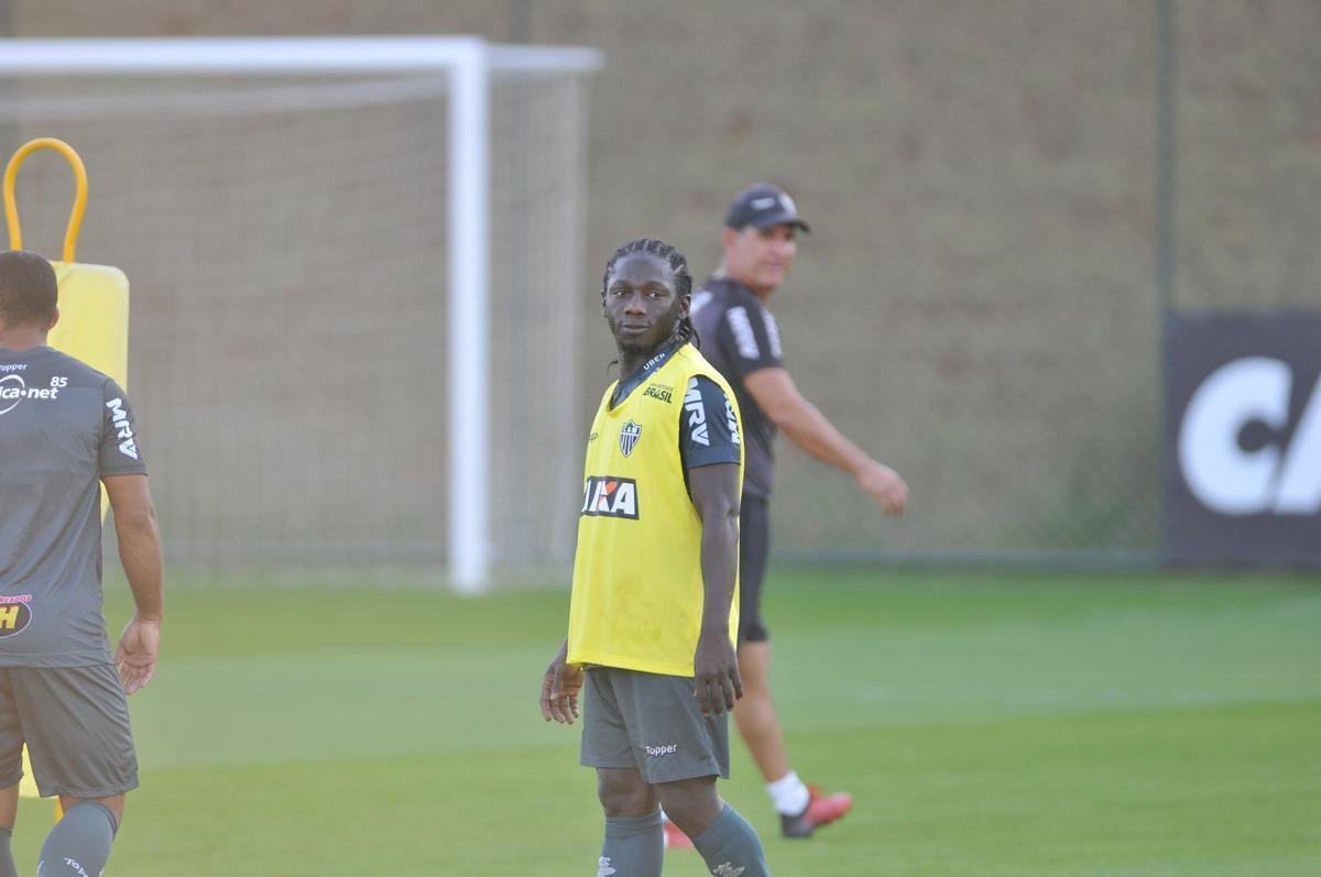 Elenco atleticano fez trabalho ttico orientado por Larghi antes de jogo-treino contra o Coimbra
