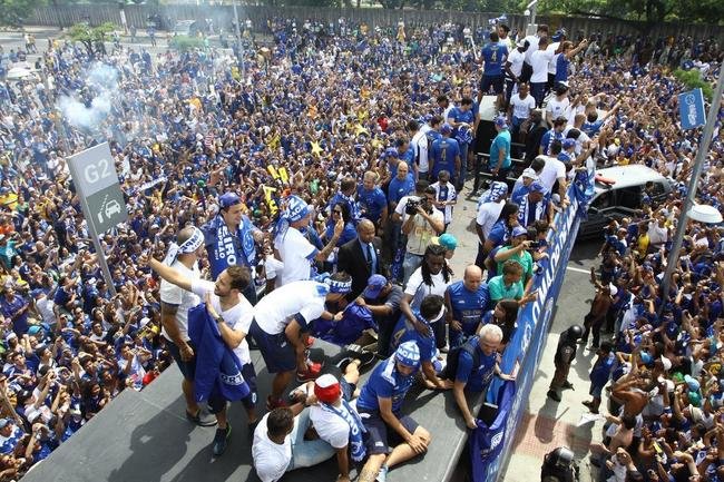 Antes do jogo com o Fluminense, em 7 de dezembro de 2014, jogadores do Cruzeiro desfilaram em carro aberto entre a Toca da Raposa II e o Mineiro, onde receberiam a taa de tetracampeo brasileiro. Uma multido azul tomou conta da Pampulha e festejou o quarto ttulo da Srie A. No jogo das faixas, a Raposa venceu o Tricolor por 2 a 1.