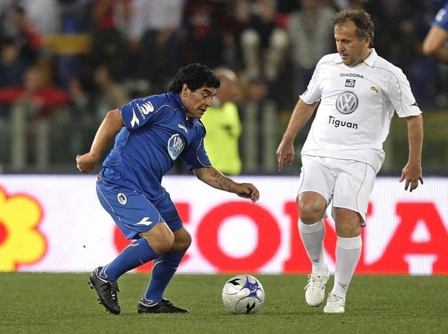 Grandes encontros de Maradona: astro argentino ao lado do brasileiro Zico, em 2016, durante jogo beneficente, em Roma