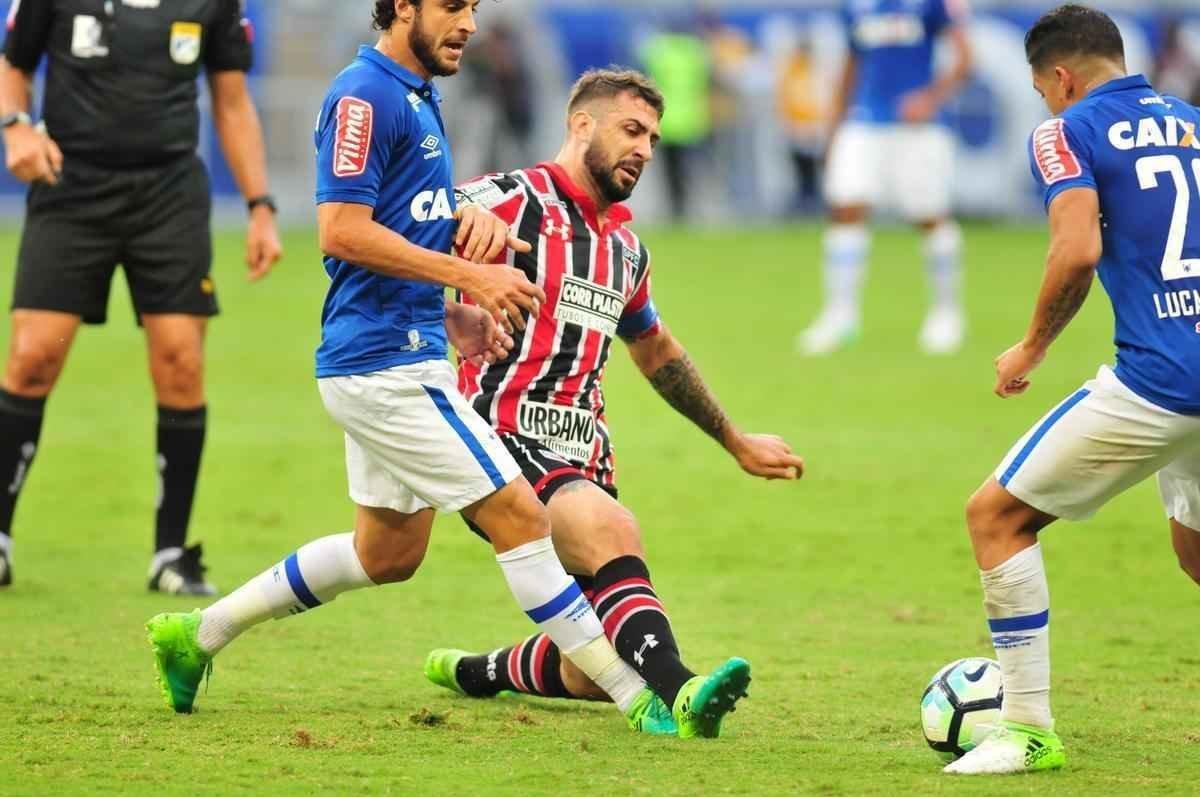 Partida no Mineiro marcou as estreias de Cruzeiro e So Paulo no Campeonato Brasileiro