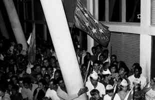 Em 7 de dezembro de 1966, o Cruzeiro conquistou a Taa Brasil, seu primeiro ttulo brasileiro, ao derrotar o Santos de Pel por 3 a 2, no Pacaembu, em So Paulo. Na chegada a Belo Horizonte, os jogadores foram recebidos com muita festa no Aeroporto da Pampulha. Houve desfile em carro aberto e uma homenagem na sede do Governo de Minas.