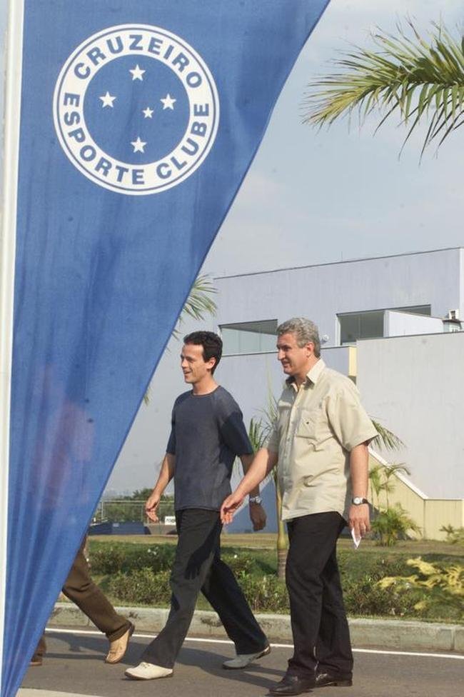 Fernando Diniz foi contratado como jogador pelo Cruzeiro em agosto de 2004. O ex-meia teve uma curta passagem pela equipe celeste, com apenas oito partidas, sem balanar as redes