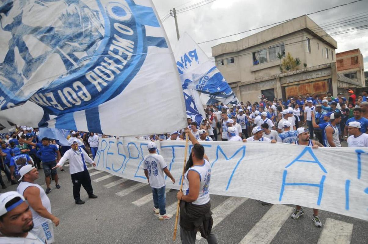 Torcedores do Cruzeiro protestam na porta da Toca da Raposa II, nesta quinta-feira (06/01), contra a sada do goleiro Fbio do clube