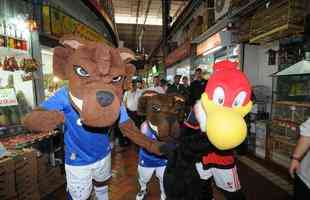 Raposinho e Raposo levaram Urubu, mascote do Flamengo, para conhecer o Mercado Central de BH; teve assdio de torcedores e interesse do carioca pelo queijo mineiro