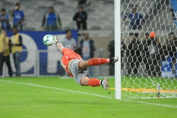 Depois de empate por 2 a 2 no tempo normal, Cruzeiro derrotou Fluminense por 3 a 1 nos pnaltis e avanou s quartas de final da Copa do Brasil. Fbio pegou uma cobrana; Sass, Pedro Rocha e Thiago Neves converteram para a Raposa
