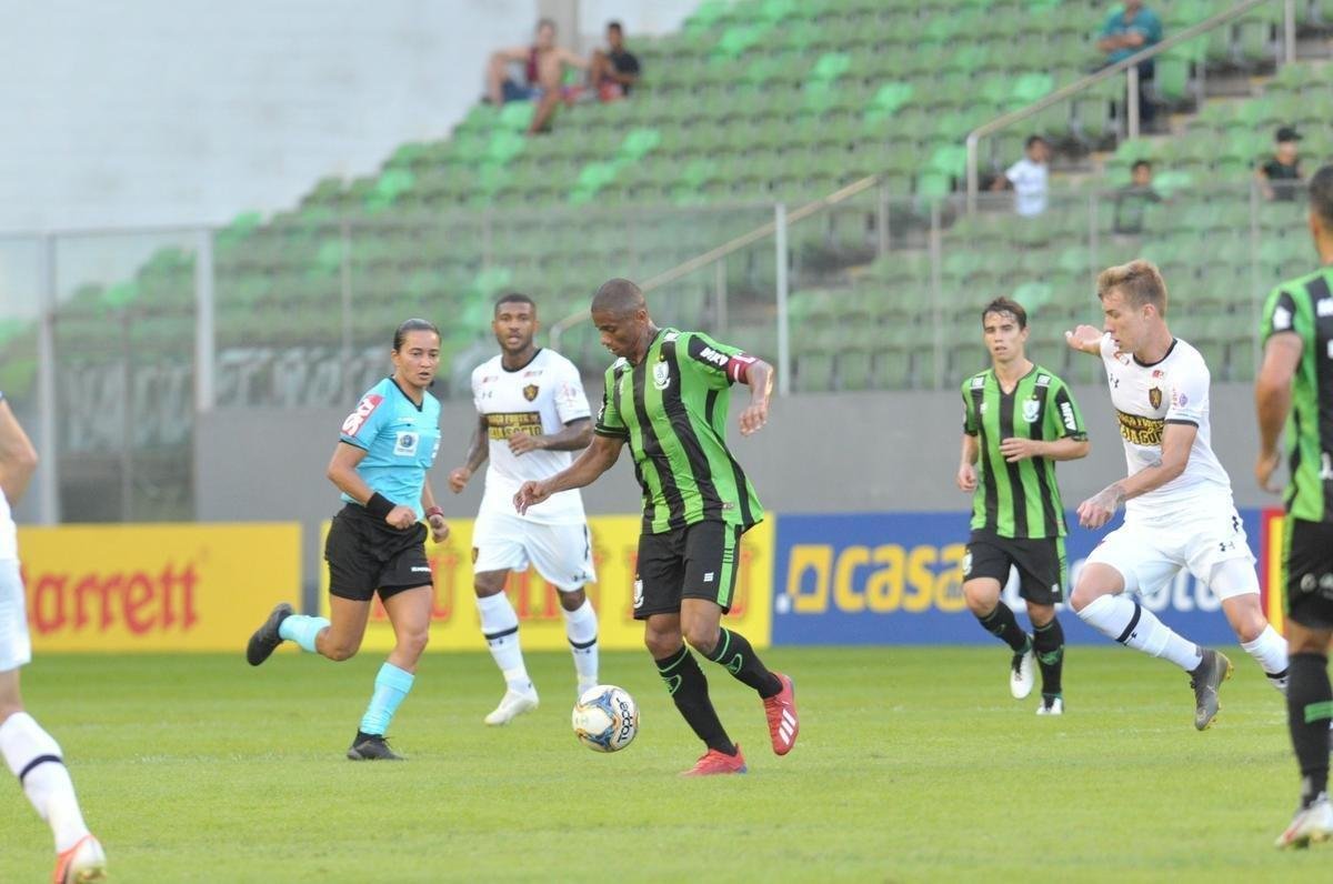 Amrica chegou ao gol no segundo tempo, em chute cruzado de Ademir: 1 a 0