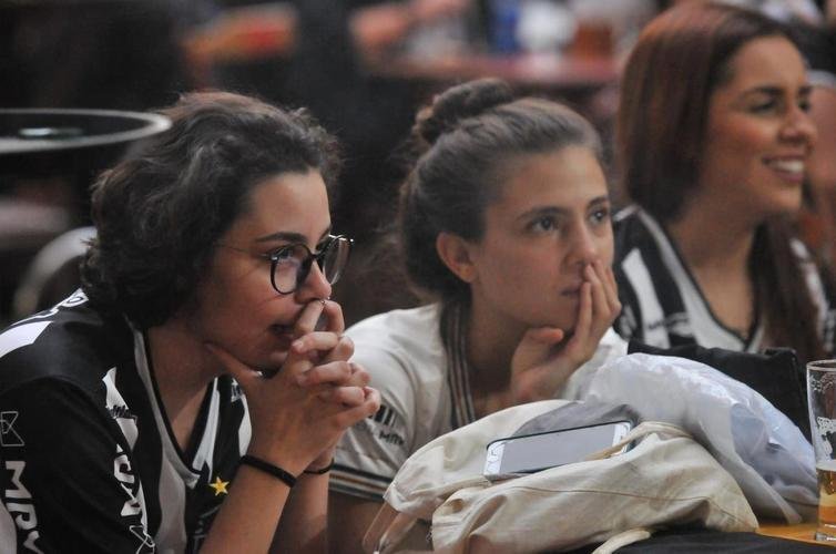 Nesta quinta-feira (2), torcedores do Atlético lotaram os bares de BH para acompanhar Bahia x Galo, jogo adiado da 32ª rodada do Campeonato Brasileiro. Na imagem, bares na região da Savassi.