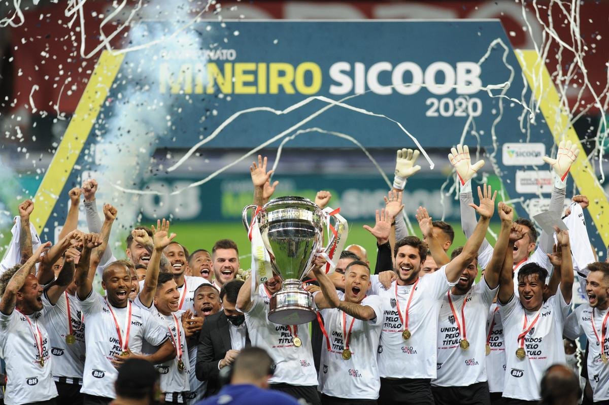 Atltico ergue a taa de campeo mineiro de 2020; na comemorao, tcnico Jorge Sampaoli  carregado pelos jogadores no Mineiro
