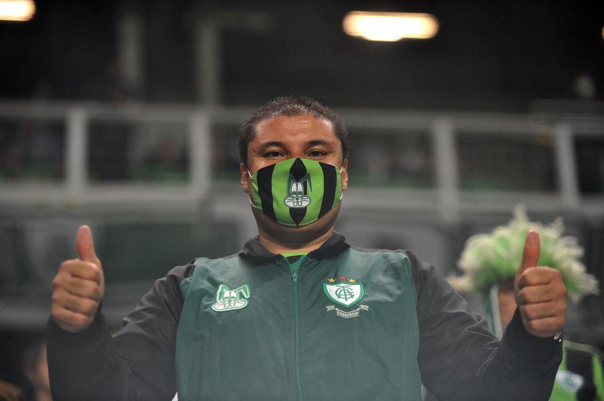 Fotos da torcida do Amrica na partida contra o Grmio, no Independncia, em BH, pela 32 rodada do Campeonato Brasileiro de 2021