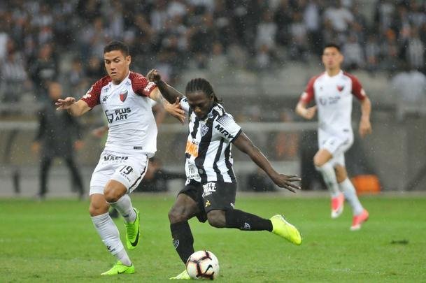 No segundo tempo, Char recebeu bola de Cazares e marcou o segundo do Atltico: 2 a 0