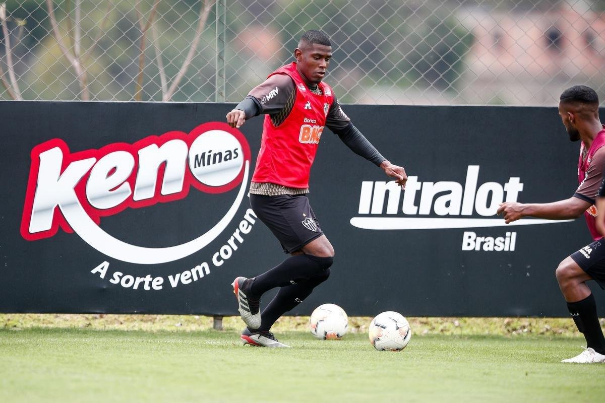 Imagens do primeiro treino de Eduardo Vargas pelo Atltico