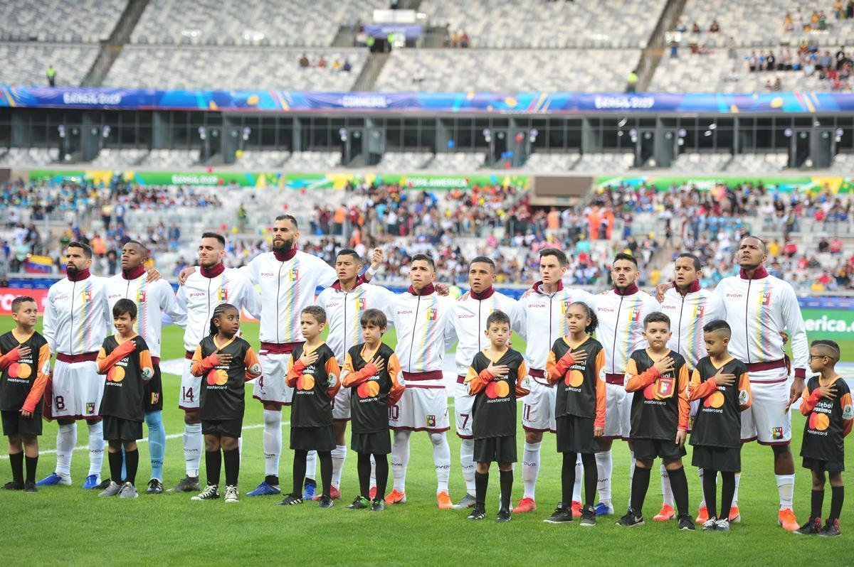 Imagens da partida entre Bolvia e Venezuela