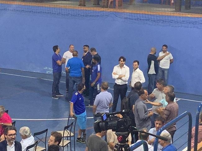 Ronaldo compareceu  votao da venda da SAF do Cruzeiro no Barro Preto e foi muito assediado por conselheiros do clube