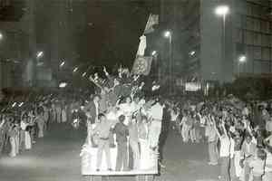 Jogadores do Cruzeiro comemoram conquista da Copa Libertadores de 1976 pelas ruas da capital