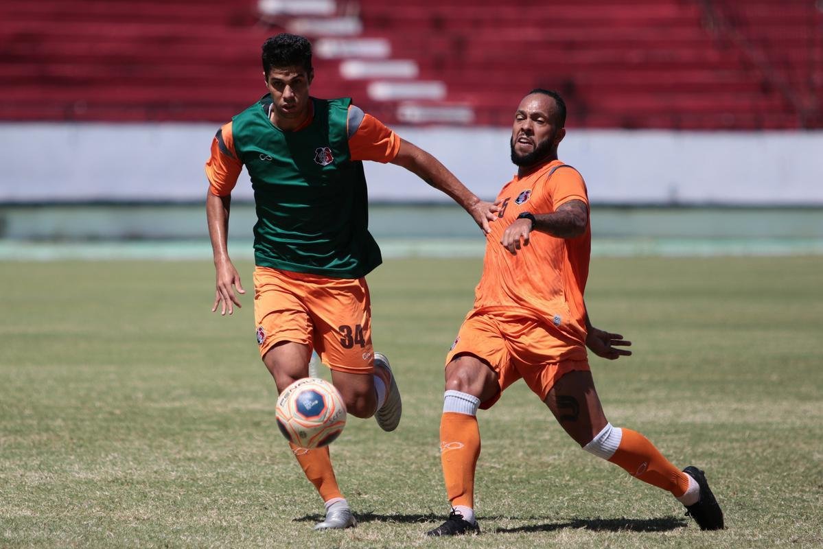 Jogadores do Santa Cruz treinaram no estádio do Arruda, já apresentando trabalhos com bola no gramado, sob a supervisão do técnico Itamar Schülle. Todos os atletas e os membros da comissão técnica seguem submetidos às medidas de afastamento social.