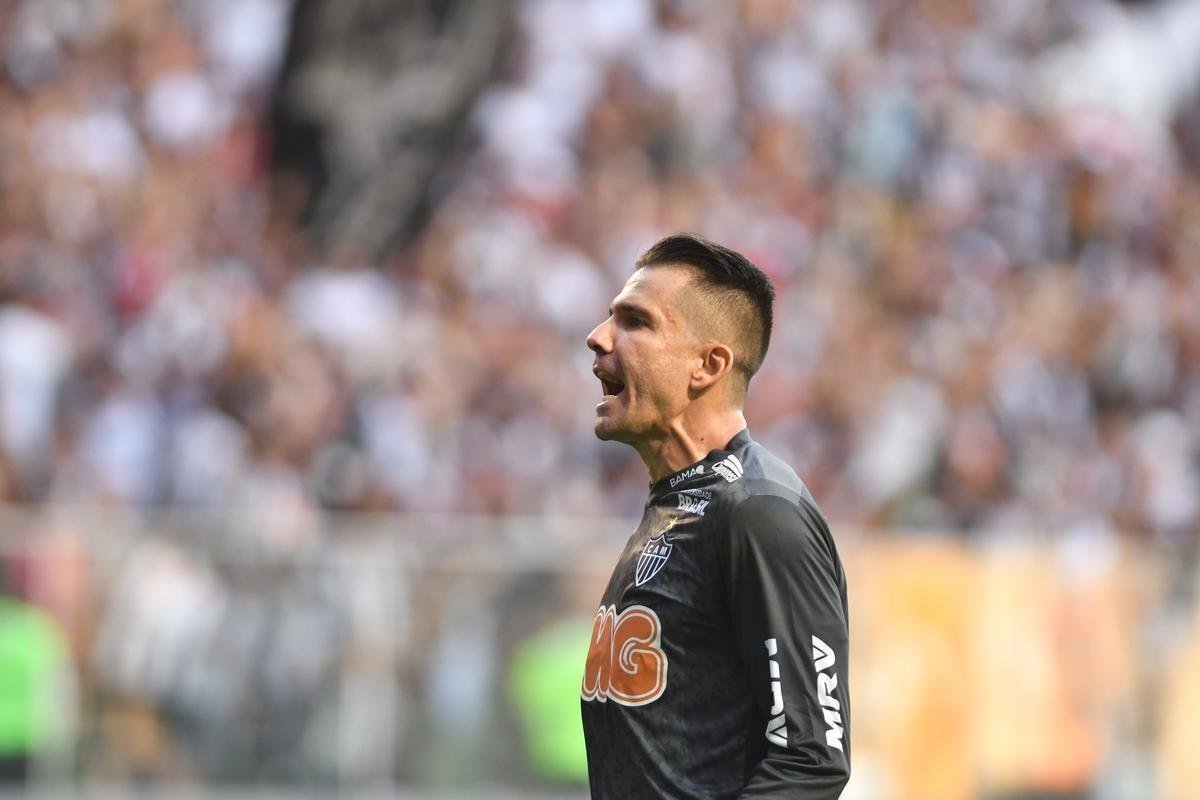 Goleiro Victor, do Atltico, comemora gol de Elias