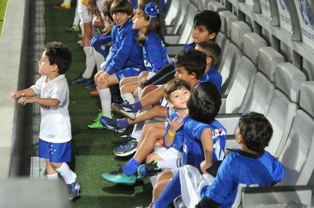 Torcida do Cruzeiro encarou frio e crise de abastecimento para apoiar o time contra o Palmeiras, no Mineiro
