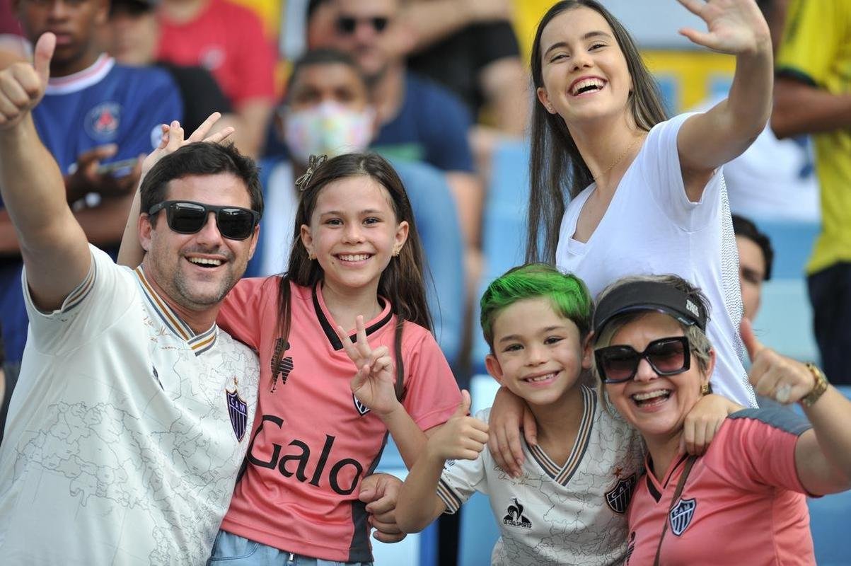 Fotos das torcidas de Atltico e Flamengo na Arena Pantanal, em Cuiab, durante a final da Supercopa do Brasil