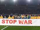 Jogadores protestam antes do duelo entre Napoli e Barcelona na Liga Europa