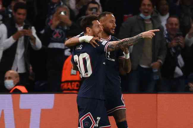 Messi comemorando gol abraado a Neymar, com Mbapp do lado