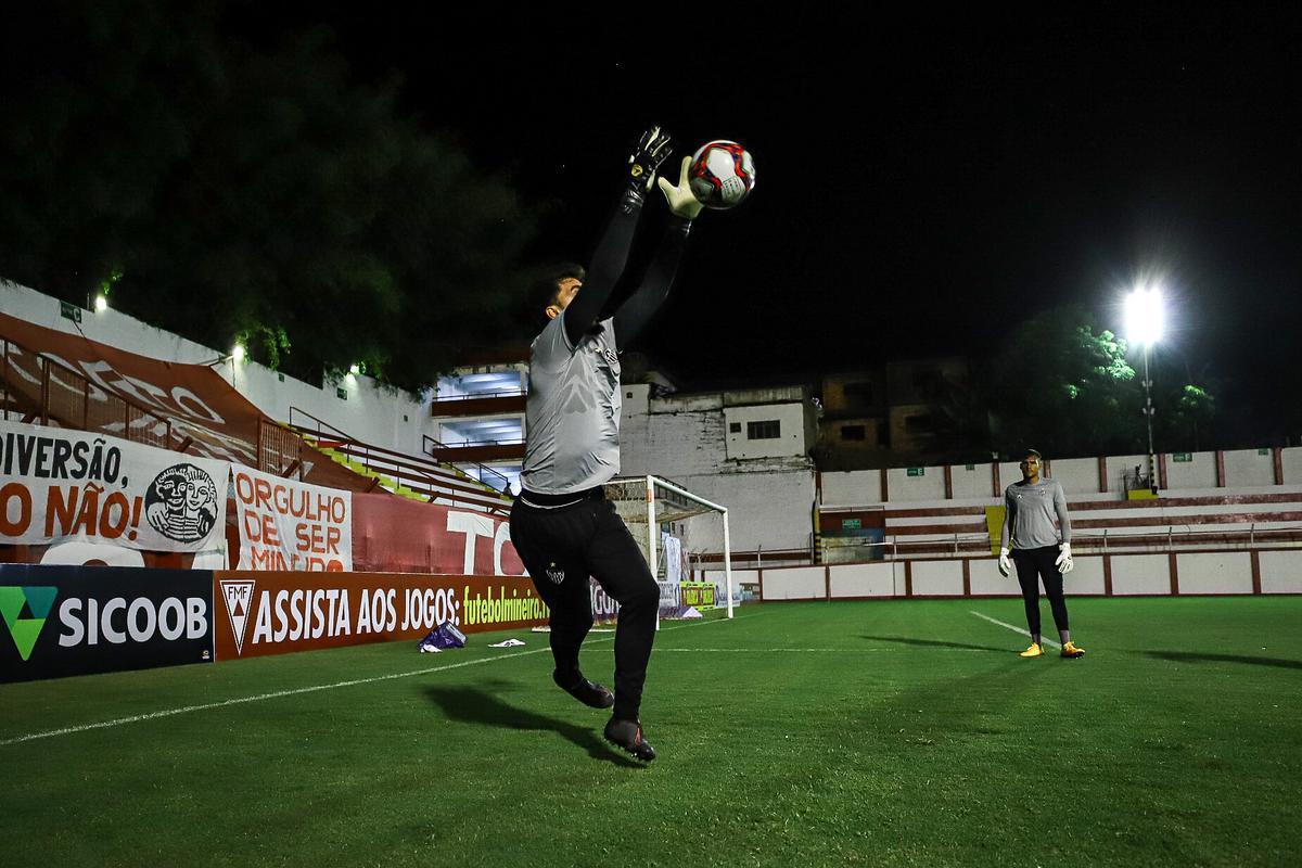 Tombense e Atlético se enfrentaram nesta quinta-feira (4), em partida válida pela 2ª rodada do Campeonato Mineiro. O confronto foi realizado no Estádio Antônio Guimarães de Almeida, em Tombos. No primeiro tempo, uma queda de energia paralisou a partida por cerca de 20 minutos.