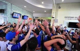Torcida faz festa em aeroporto para receber o Tricampe�o Brasileiro