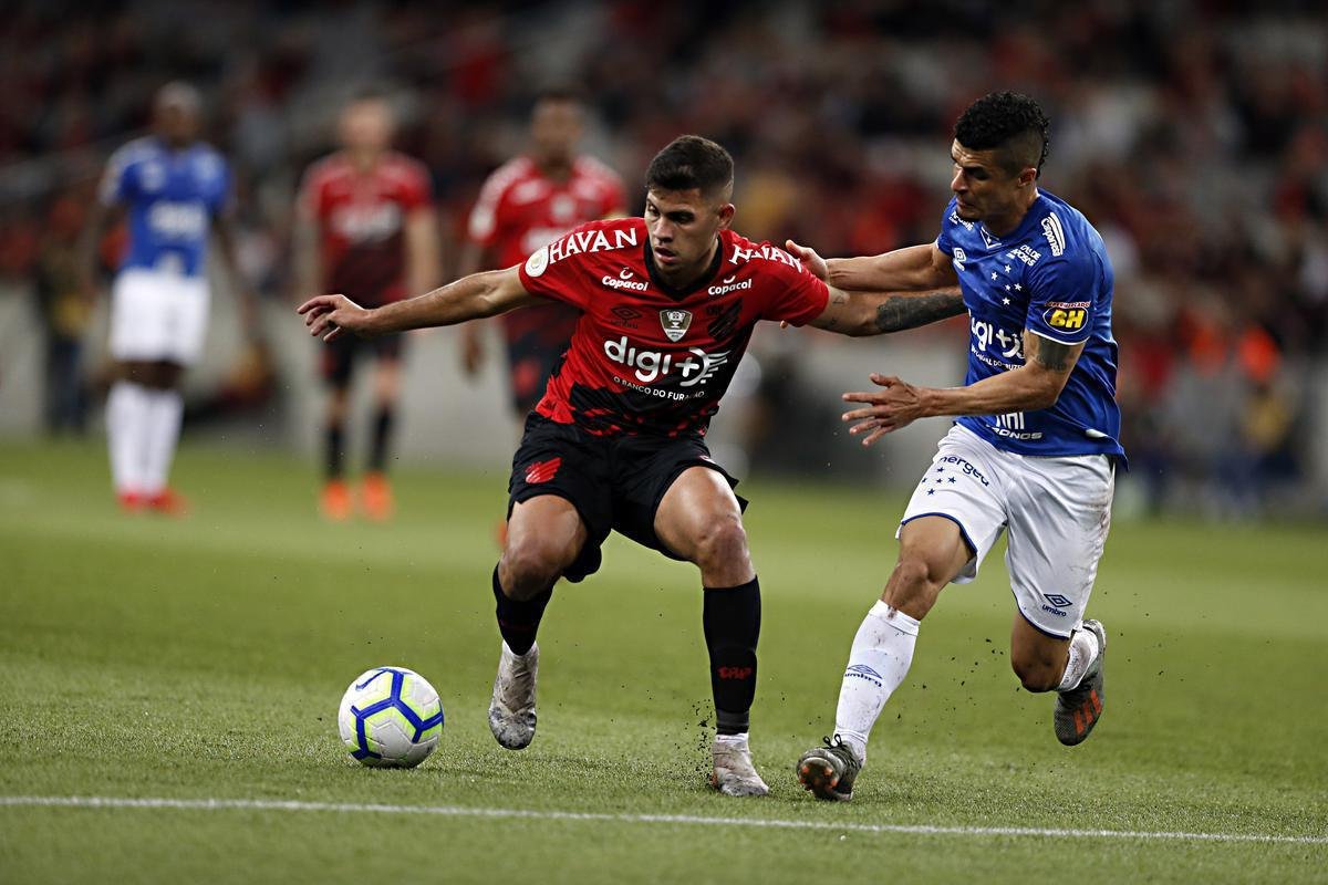 Fotos do empate por 0 a 0 entre Athletico-PR e Cruzeiro na Arena da Baixada, em Curitiba, pela 31 rodada do Campeonato Brasileiro; cruzeirense Sass foi expulso na etapa final