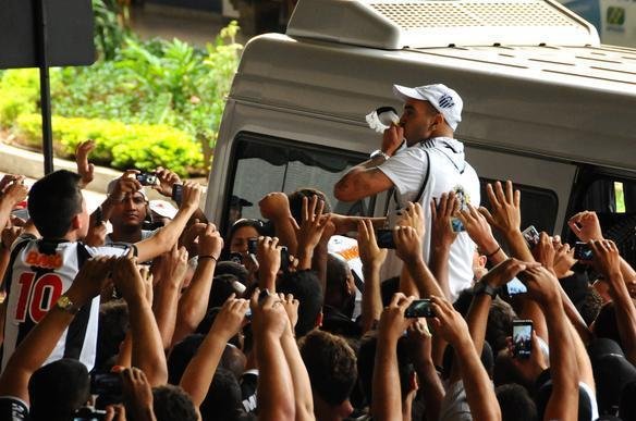 Diego Tardelli nos braos da torcida do Atltico, na chegada a Confins.
Atacante assinar contrato de quatro anos com o clube