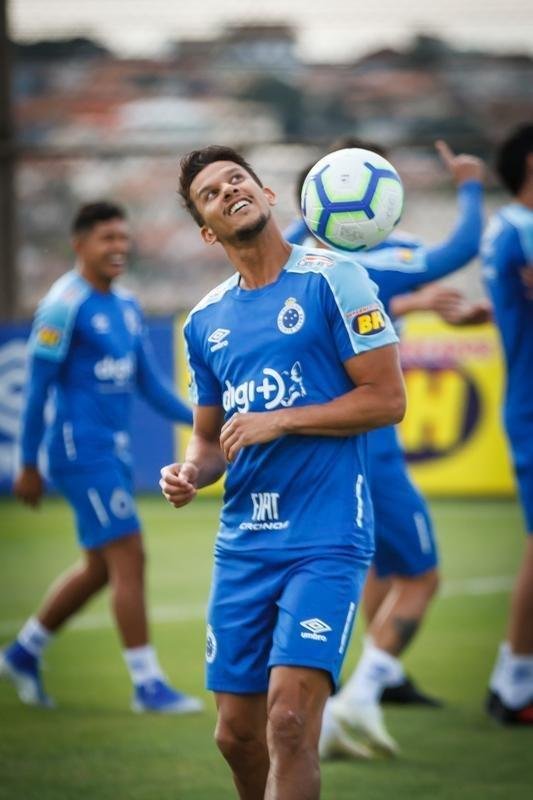 A comisso tcnica do Cruzeiro permitiu que a imprensa acompanhasse somente o comeo das atividades desta quinta-feira, na Toca da Raposa 2. Em campo, foi possvel ver o meia Rodriguinho, que segue programao especial de exerccios elaborada pelos profissionais do clube. O time se prepara para o jogo-treino de segunda-feira, contra o Amrica, que servir de teste visando  retomada das competies. No coletivo de tera-feira, a escalao teve Fbio; Lucas Romero, Ded, Leo e Egdio; Henrique e Jadson; Marquinhos Gabriel, Thiago Neves e David; Fred. Vale ressaltar que o meia Robinho havia sido poupado desse trabalho.