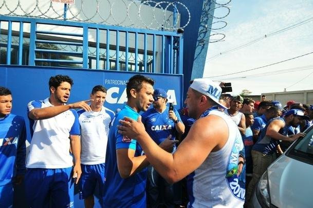 Antes do ltimo treinamento visando ao jogo contra o Grmio, os jogadores do Cruzeiro receberam apoio de torcedores na porta da Toca da Raposa II. O capito Henrique foi o porta-voz do elenco com os cruzeirenses. Alm dele, participaram da reunio o zagueiro Leo, o goleiro Rafael, o meia Robinho, o volante Lucas Romero e o meia Thiago Neves.