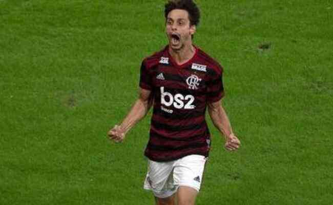 Rodrigo Caio diz que a torcida do Flamengo precisa estar ao lado do time no jogo contra o América