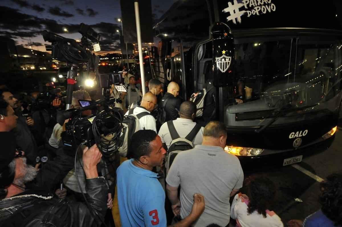 Delegao do Atltico desembarcou unida e em silncio no aeroporto de Confins, nesta quinta-feira