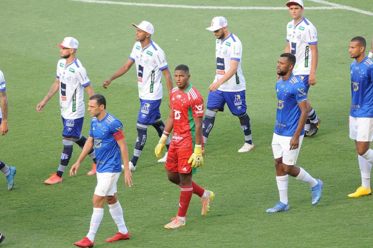 Cruzeiro goleou URT por 3 a 0 no Independncia com gols de Thiago, Machado e Edu em sua estreia no Mineiro. Ronaldo, dono da SAF, assistiu  partida no Horto. Duelo marcou estreia do tcnico uruguaio Paulo Pezzolano