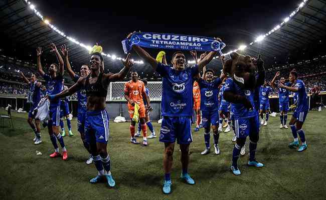 Jogadores do Cruzeiro celebram vitória sobre o Bahia no Mineirão