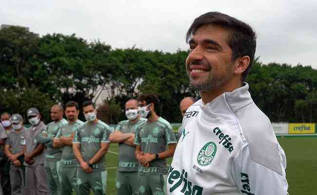 Abel Ferreira chorou durante a homenagem que recebeu ao completar um ano de Palmeiras
