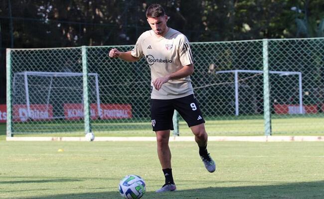 Calleri treina normalmente e deve ser titular contra o Inter